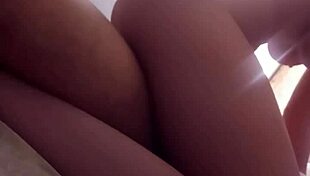 İnce kadın büyük götüyle sikmeyi seviyor