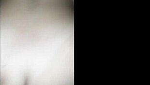 Chris Vivi Safadinha Exibindo Seu Bucetão Rosa E Molhado