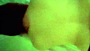 entro al cuarto mientras se vestia