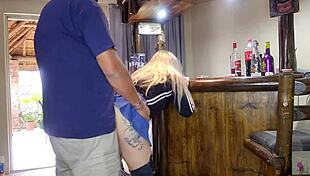 귀여운 블론드 파란 눈, 치마 들춰 빠른 친밀한 순간