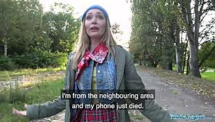 كلب ضائع يؤدي إلى جنس ساخن في الهواء الطلق!