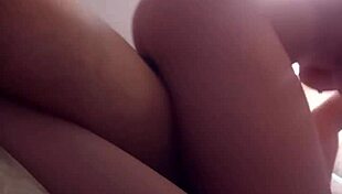 İnce kadın büyük götüyle sikmeyi seviyor