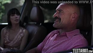 Подозрителен пастрок ебе големия задник на тийн 18+ приятелката на сина си навън