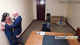 Учителка Аби Джеймс се подчинява на директор Дани Стийл в офис доминация