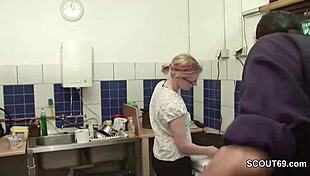 Kleine Jungfrau Bekommt Ihren Ersten Fick Vom Chef Beim Job