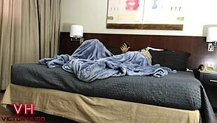 Casal No Quarto De Hotel