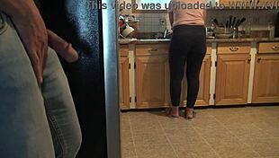 Så, min tyrkiske stedmamma nesten fanget meg å runke på hennes store rumpe