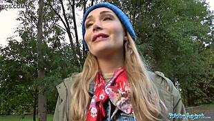 كلب ضائع يؤدي إلى جنس ساخن في الهواء الطلق!