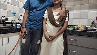 أنا، أه، نكت من أخ غير شقيق بعد الكلية، صوت هندي عالي جدا!