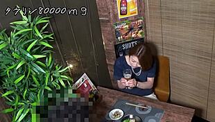 Isteri Asia matang seksi diambil untuk cunilingus intens