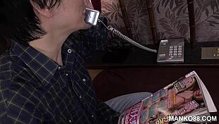 支配的なアジアンが毛むくじゃらのマンコとチンポで遊ぶ