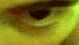 O bog, mama škropi in kriči, dokler ne more več razmišljati