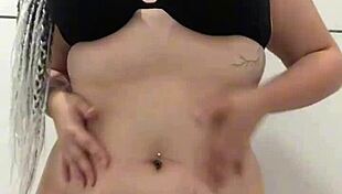 Exibindo no banho com curvas naturais