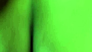 大好き、巨大モンスターコックでバックファック、ジューシーなマンコを曲げて