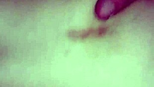 Novinha namorada do meu amigo gemendo na minha vara d4!