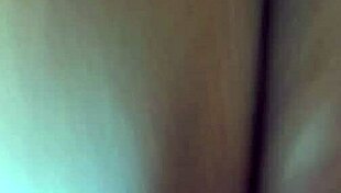 大好き、巨大モンスターコックでバックファック、ジューシーなマンコを曲げて