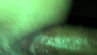 žena upognjena na kavču za požrešno doggystyle