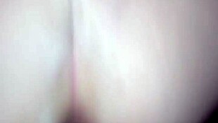 žena upognjena na kavču za požrešno doggystyle