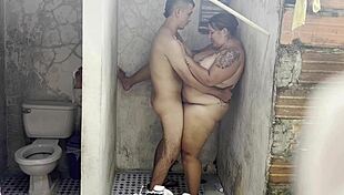 Madrastra folla con su amante en la ducha