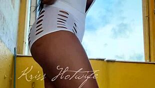 Niegrzeczna żona popisuje się krótkimi szortami przed kolegą z siłowni publicznie