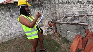 Sakra, představuju si ty stavitele, jak mě bangují na stavbě... 🔥