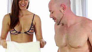 Masseuse Receives Cumshot In Gloryhole Encounter