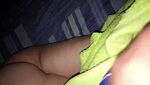 encuentro a la mama de mi amigo en mi cama