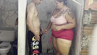 Madrastra folla con su amante en la ducha