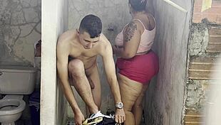 Madrastra folla con su amante en la ducha