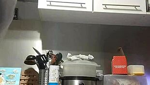 Jeune Cochonne Se Masturbant Sur Le Plan De Travail