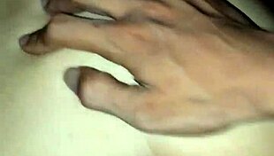 Vijetnamska devojka se saginje za dogi stil