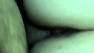 Jezdím na tom ptákovi v reverzní cowgirl, cítím každý centimetr, jak tvrdě cumuju