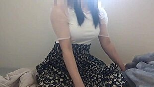 Kurvet asiatisk skønhed kunne ikke stoppe længslen, så hun spillede solo på tæppet