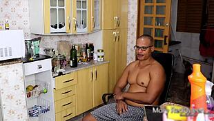 chamei minha amiga pra faxinar e ela levou pau do meu marido