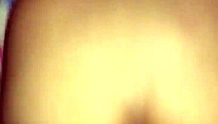 Vijetnamska devojka se saginje za dogi stil