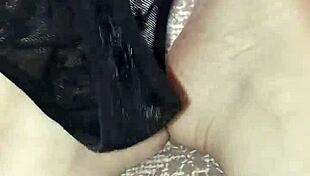 gretala si strofina il perizoma sui piedini