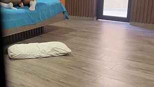 Pervertido caliente sorprende a nalgona con uniforme escolar es follandose el culo y se masturba hasta terminar con una enorme corrida en el suelo