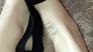 gretala si strofina il perizoma sui piedini