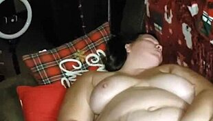 foot fucking chubby milf's pussy?