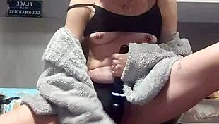 Jeune Cochonne Se Masturbant Sur Le Plan De Travail