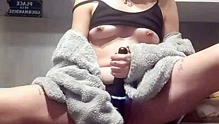 Jeune Cochonne Se Masturbant Sur Le Plan De Travail