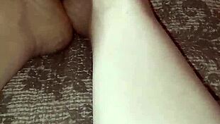 gretala si strofina il perizoma sui piedini