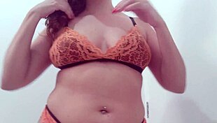 conversando e se arrumando para trabalhar