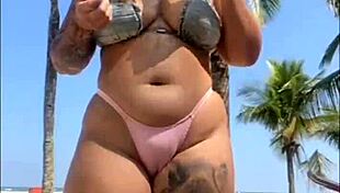 deixei o cara bater na minha bunda na praia e ele mostrou o pau?