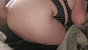 curvy babe spreads for pussy eating?