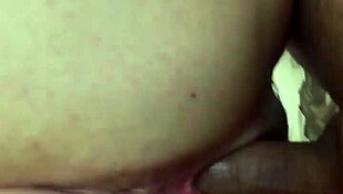 puta sentando na rola e gemendo com dedo no cuzinho