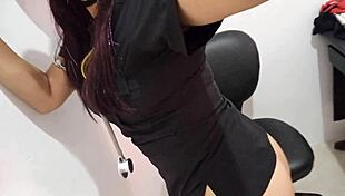 Скучно ми е в офиса, затова си слагам бут плъг да се възбудя на работа. Тотална курвенска постъпка в работното ми място!