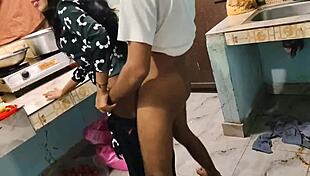 بابهي هندية ديسي تُنيك بقوة من قبل ديفار لأول مرة جنس نيك 😏