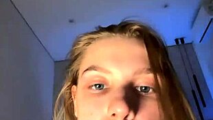 Fingering tight pink pussy on webcam so hot!