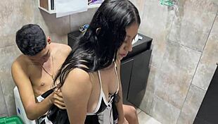 Me follo a mi hermanastra y me corro dentro de su apretado co�o